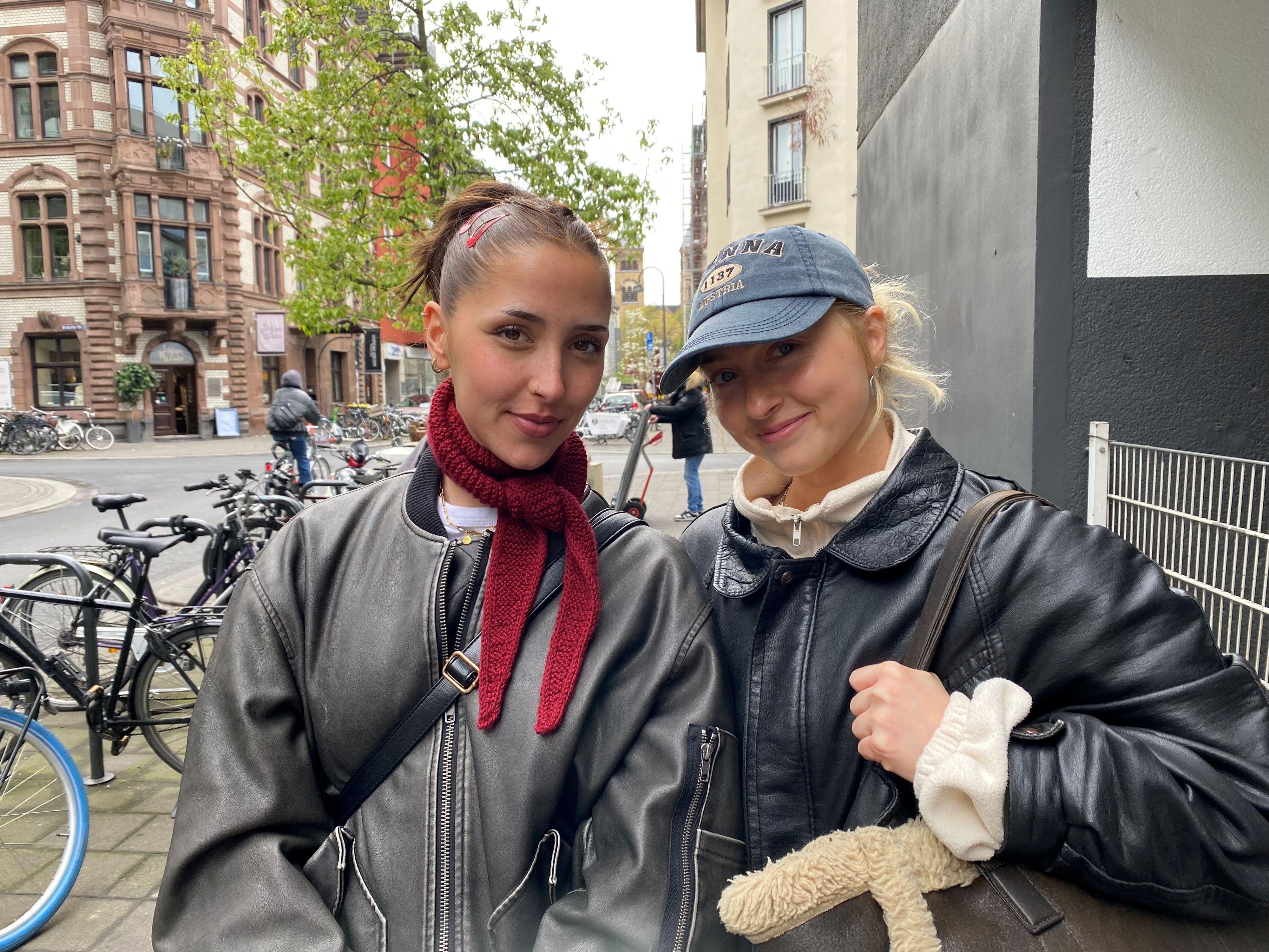 Hannah Mertens, 24 (l.), und  Franziska Gissel, 26, könnten stundenlang über ihre Erlebnisse berichten.
