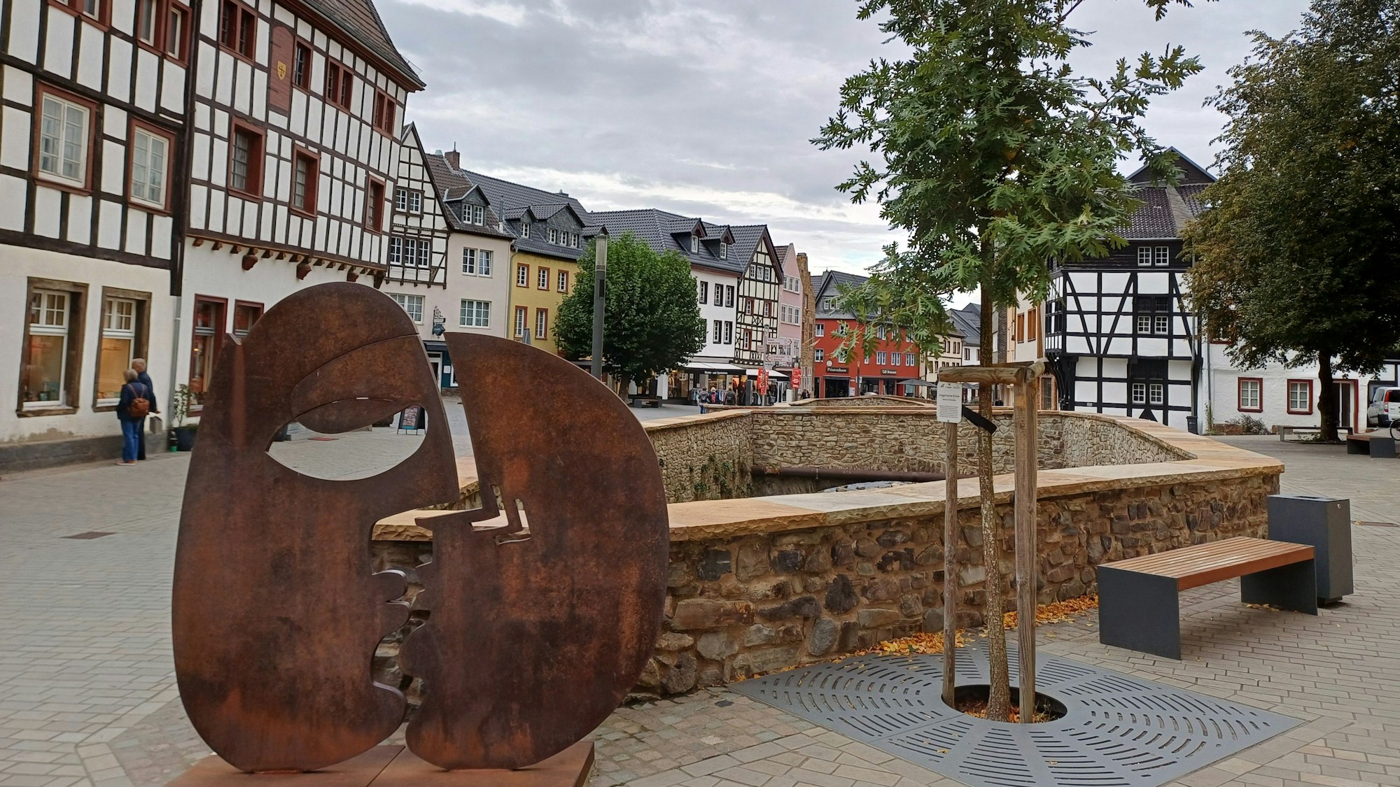 Ein Kunstwerk steht an der Erftmauer in der Innenstadt von Bad Münstereifel.