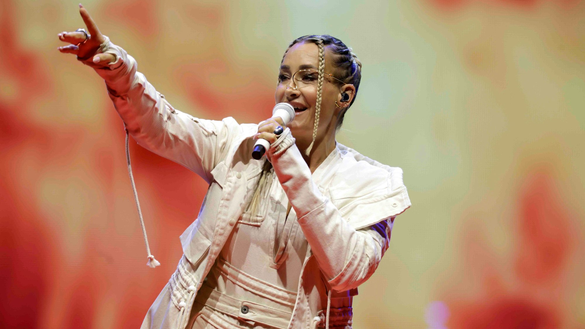 Sarah Connor auf der Bühne der Lanxess-Arena.