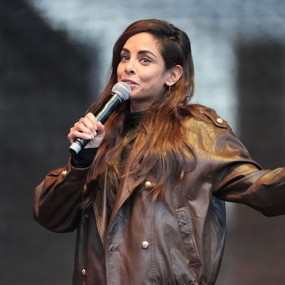 Hamburg: Collien Fernandes spricht am Donnerstag (26. März) während der Demonstration gegen sexualisierte Gewalt gegen Frauen.