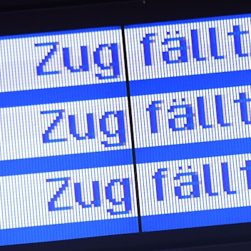 "Zug fällt aus" steht auf einer Anzeigetafel im Hauptbahnhof.