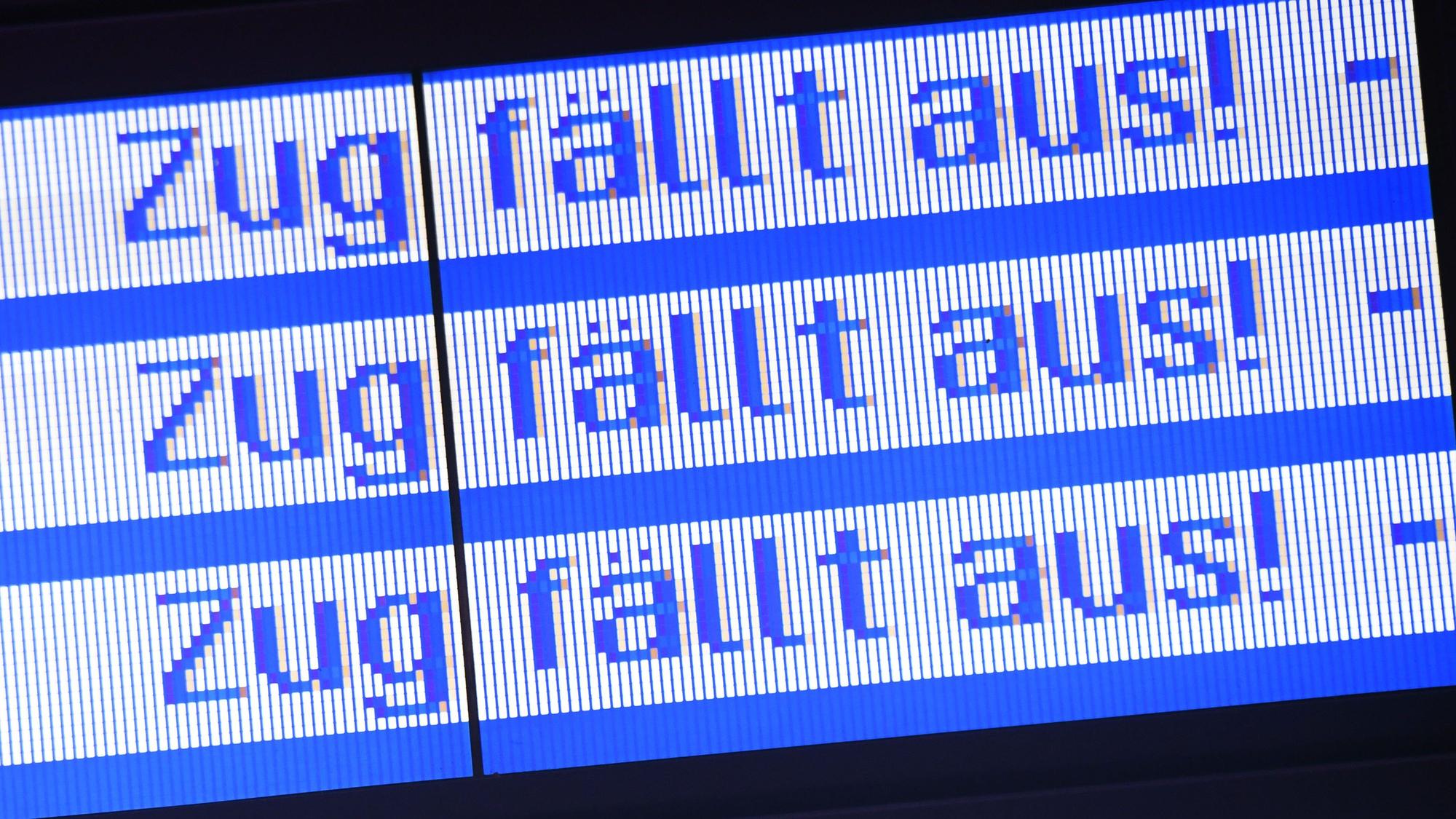 "Zug fällt aus" steht auf einer Anzeigetafel im Hauptbahnhof.