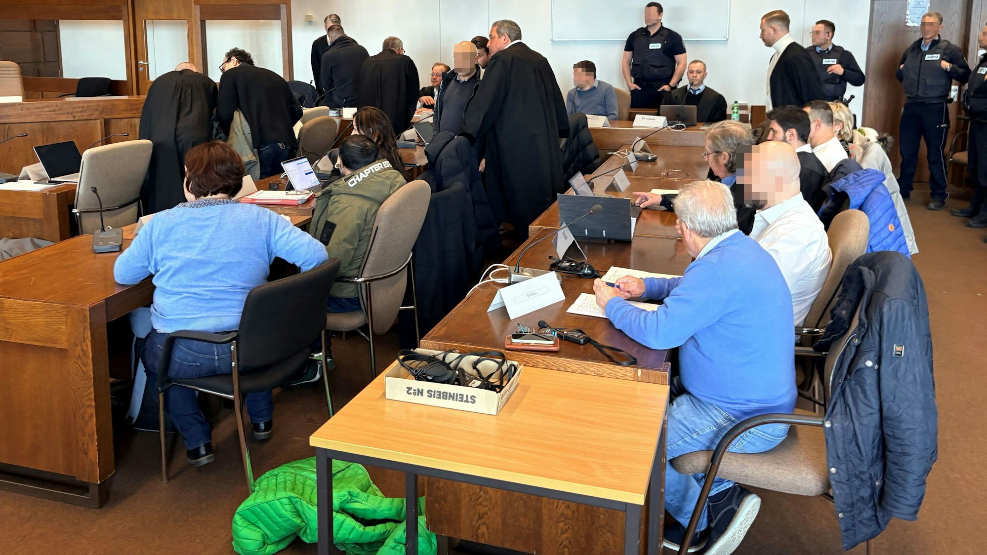 Die Angeklagten (hier mit Veteidigung, Dolmetschern und Wachtmeistern) mussten sich im Prozess um 40 Tonnen Kokain vor dem Landgericht Köln verantworten.