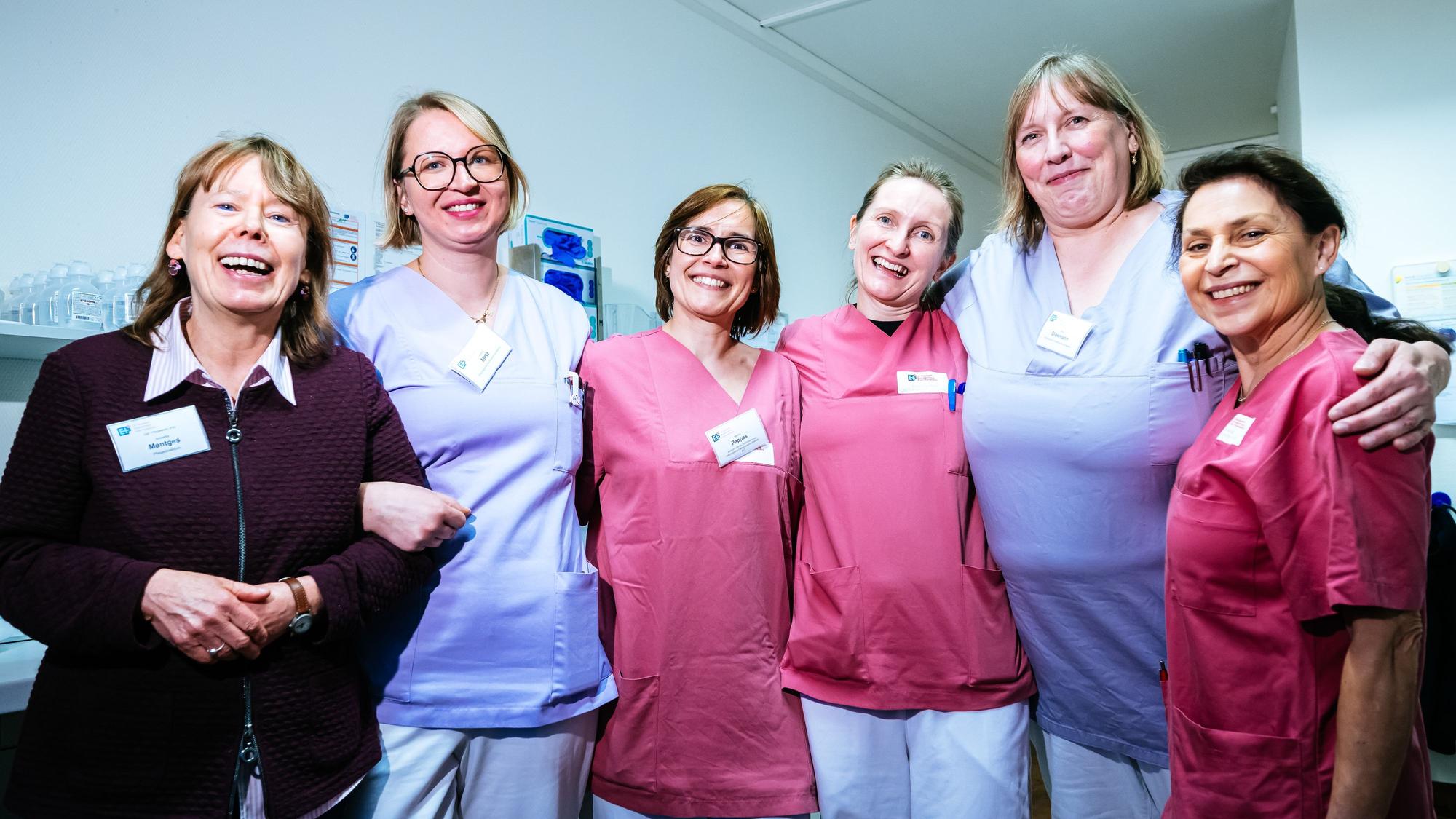 Pflegedirektorin Annette Mentges (v.l.) mit den onkologischen Pflegefachpersonen Isabelle Metz, Melina Pappas, Susanne Knopf, Birgit Diekmann und Julia Gomez Knaupp.