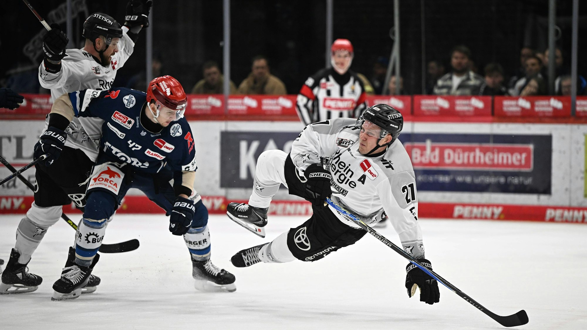Fliegender Finne: Haie-Stürmer Juhani Tyrvaeinen zeigte im ersten Spiel gegen Schwenningen seine Playoff-Qualitäten.