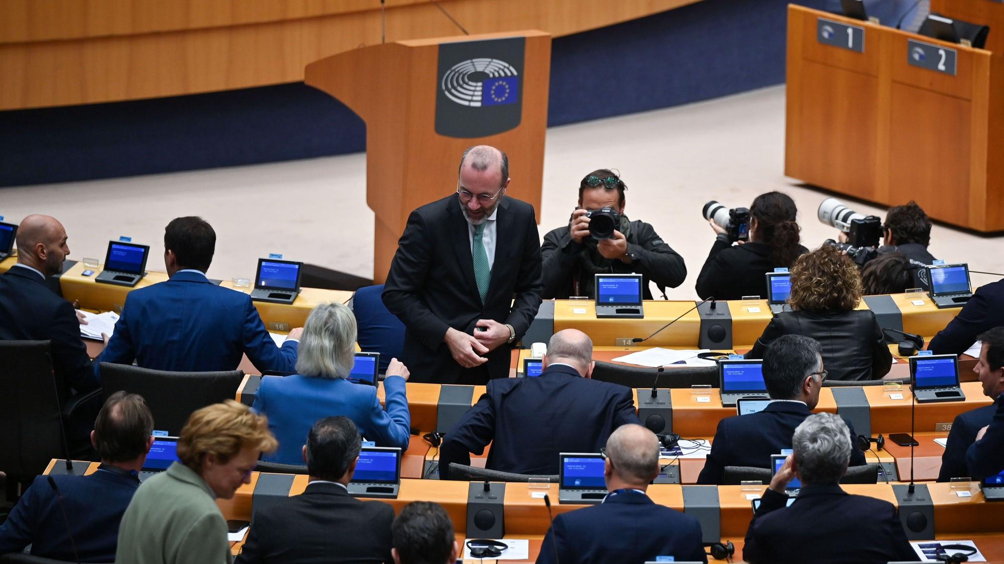 Manfred Weber (CSU), Fraktionsvorsitzender der Fraktion EVP, kommt am Donnerstag (26. März) vor der Abstimmung über die Aufnahme von Verhandlungen zum neuen Rückführungsgesetz ins EU-Parlament in Brüssel.