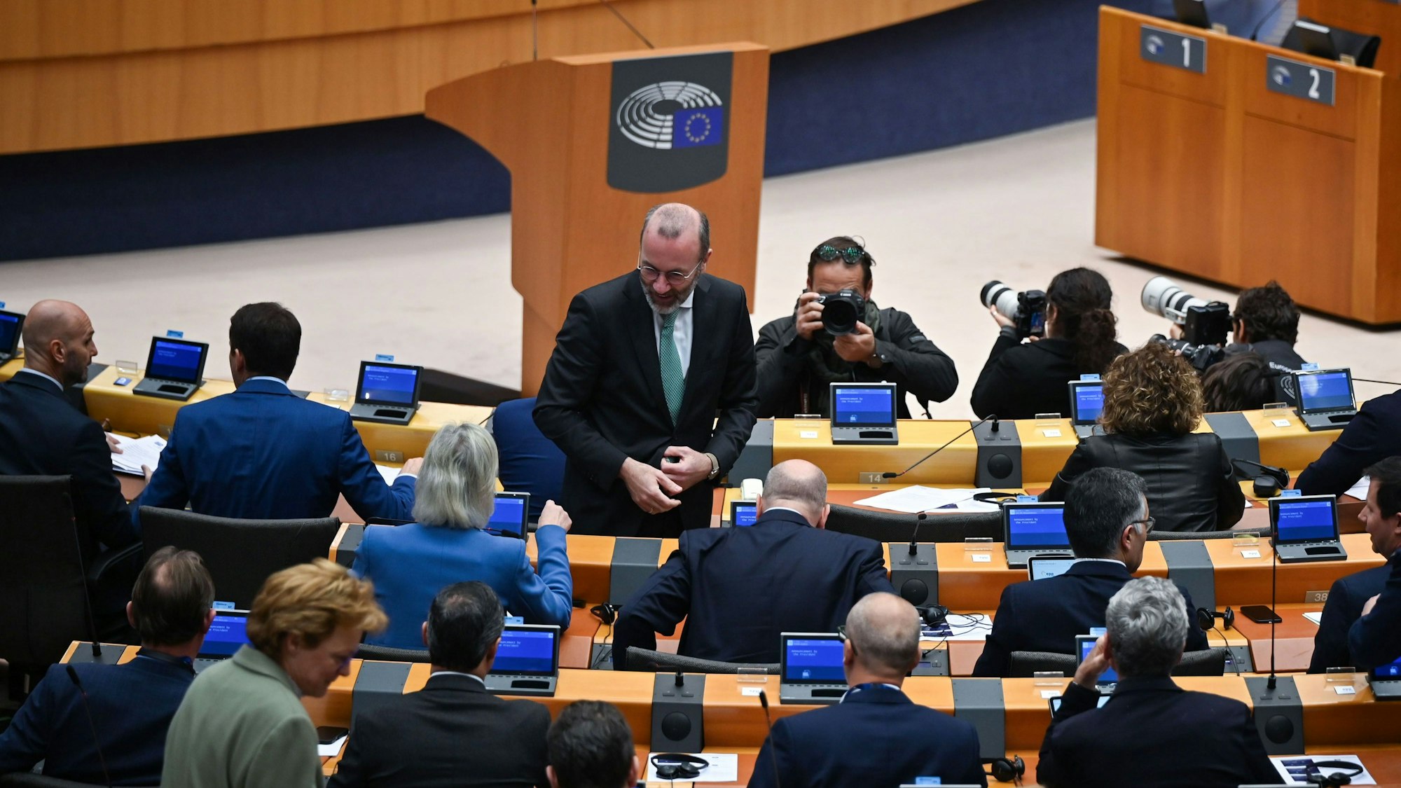 Manfred Weber (CSU), Fraktionsvorsitzender der Fraktion EVP, kommt am Donnerstag (26. März) vor der Abstimmung über die Aufnahme von Verhandlungen zum neuen Rückführungsgesetz ins EU-Parlament in Brüssel.