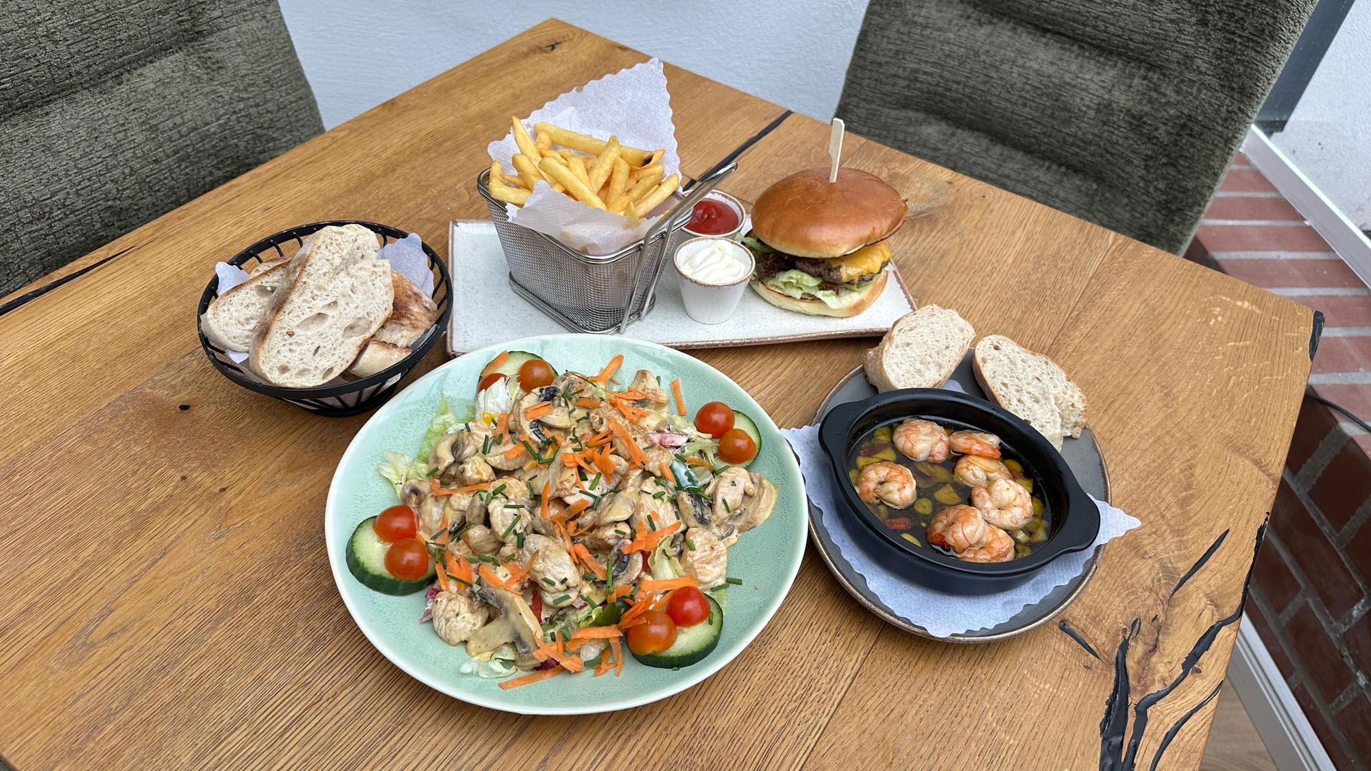 Bei den Gästen geschätzt: der Latino Spezial Salat, die Garnelen als Vorspeise und ein Cheeseburger mit Fritten.