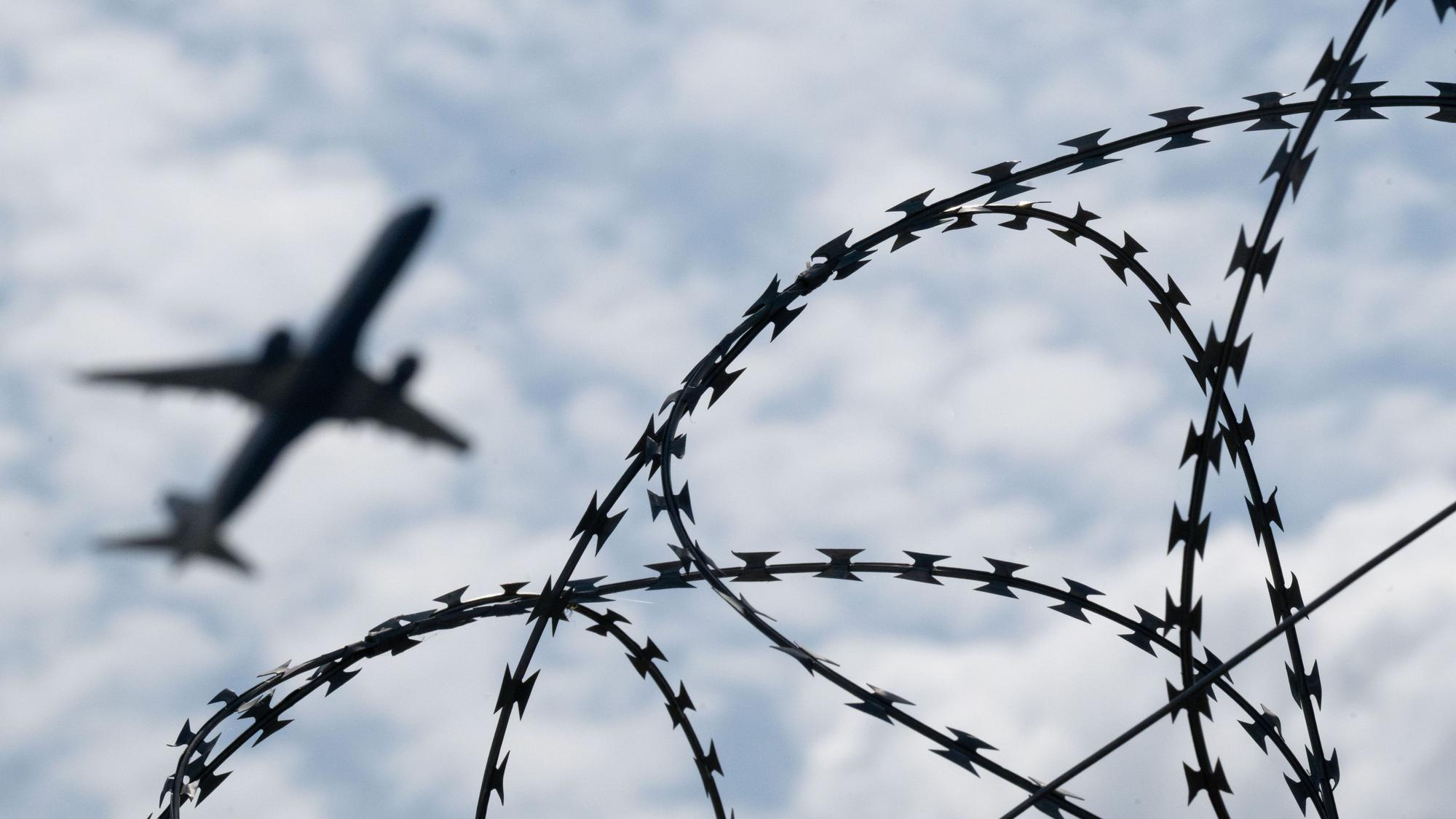 Abschiebungen sollen in Deutschland weiter vereinfacht werden. Der Pflichtanwalt für Abschiebehäftlinge fällt jetzt weg.