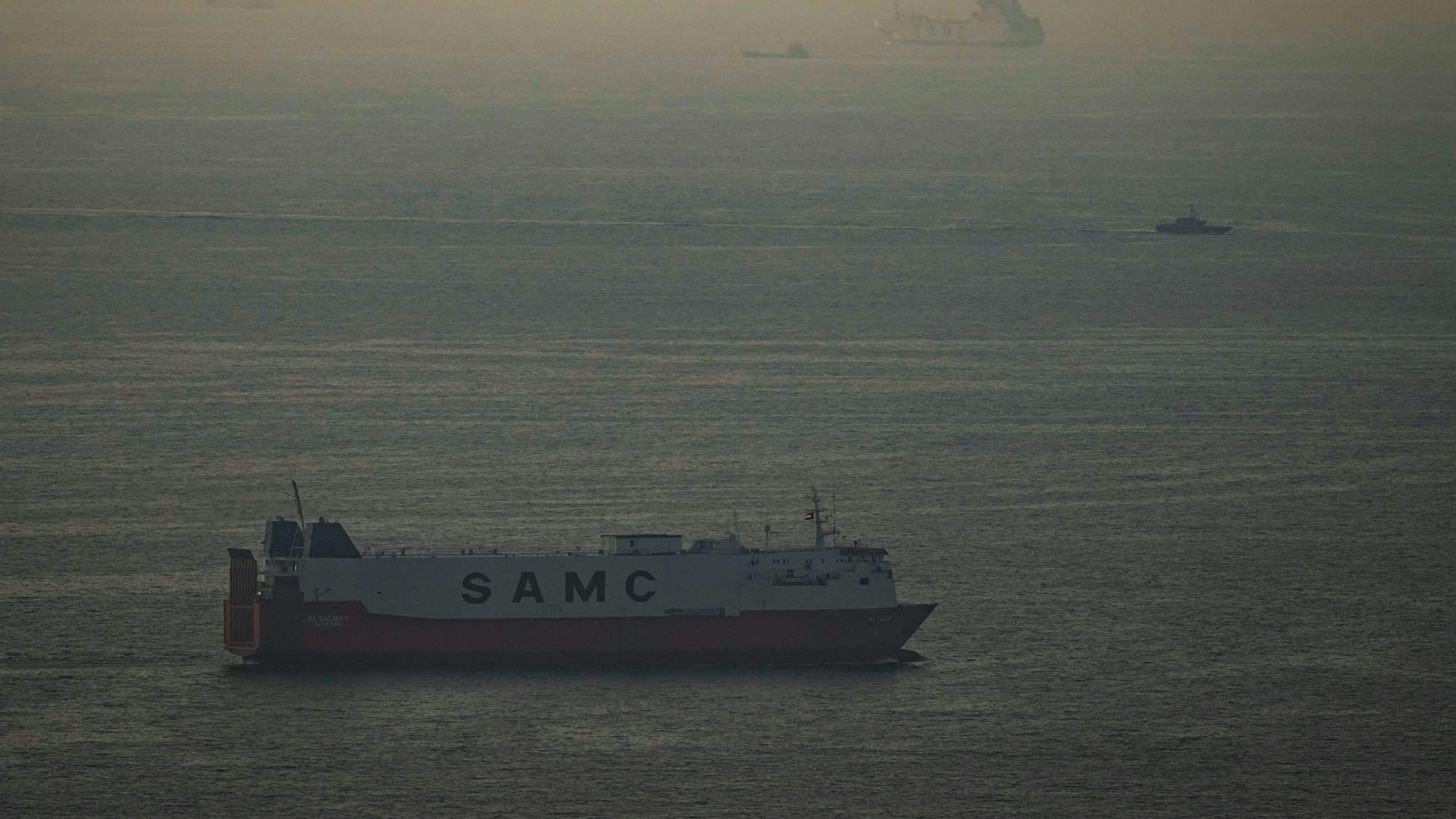 Frachtschiffe fahren im Arabischen Golf in Richtung der Straße von Hormus. (Symbolbild)