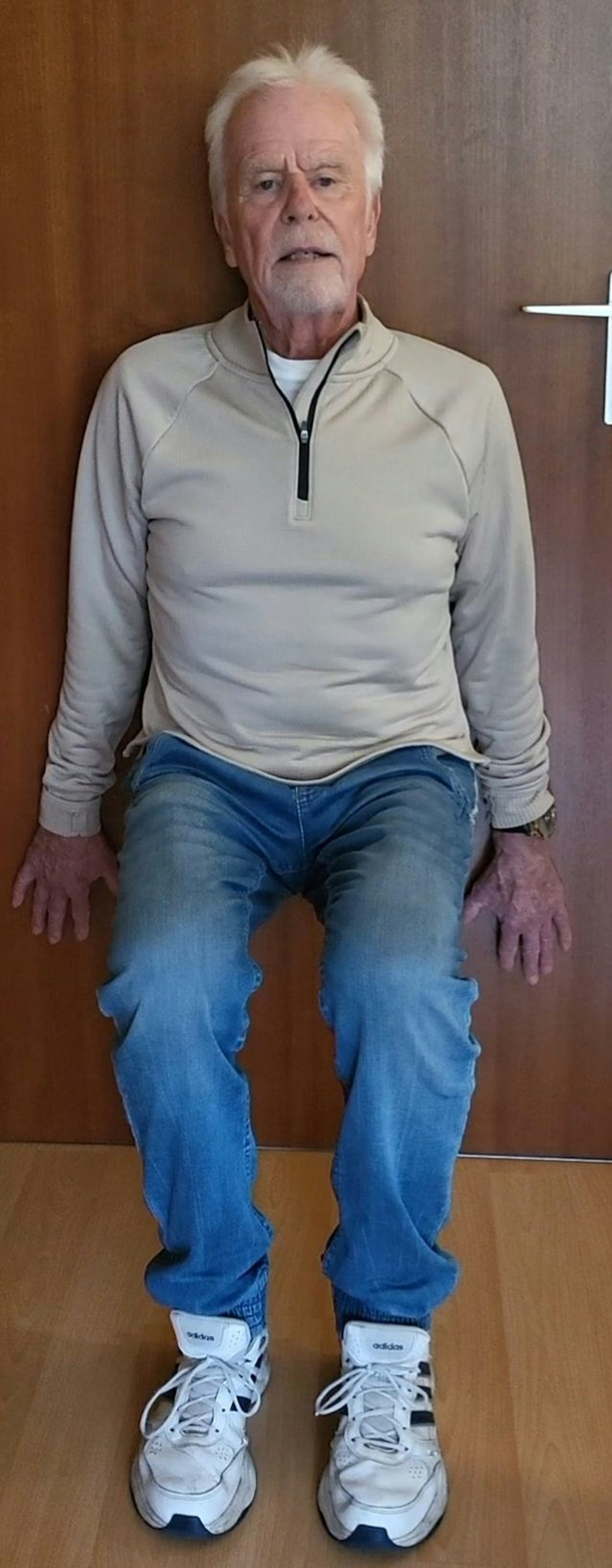 Wingen lehnt gegen die Wand.