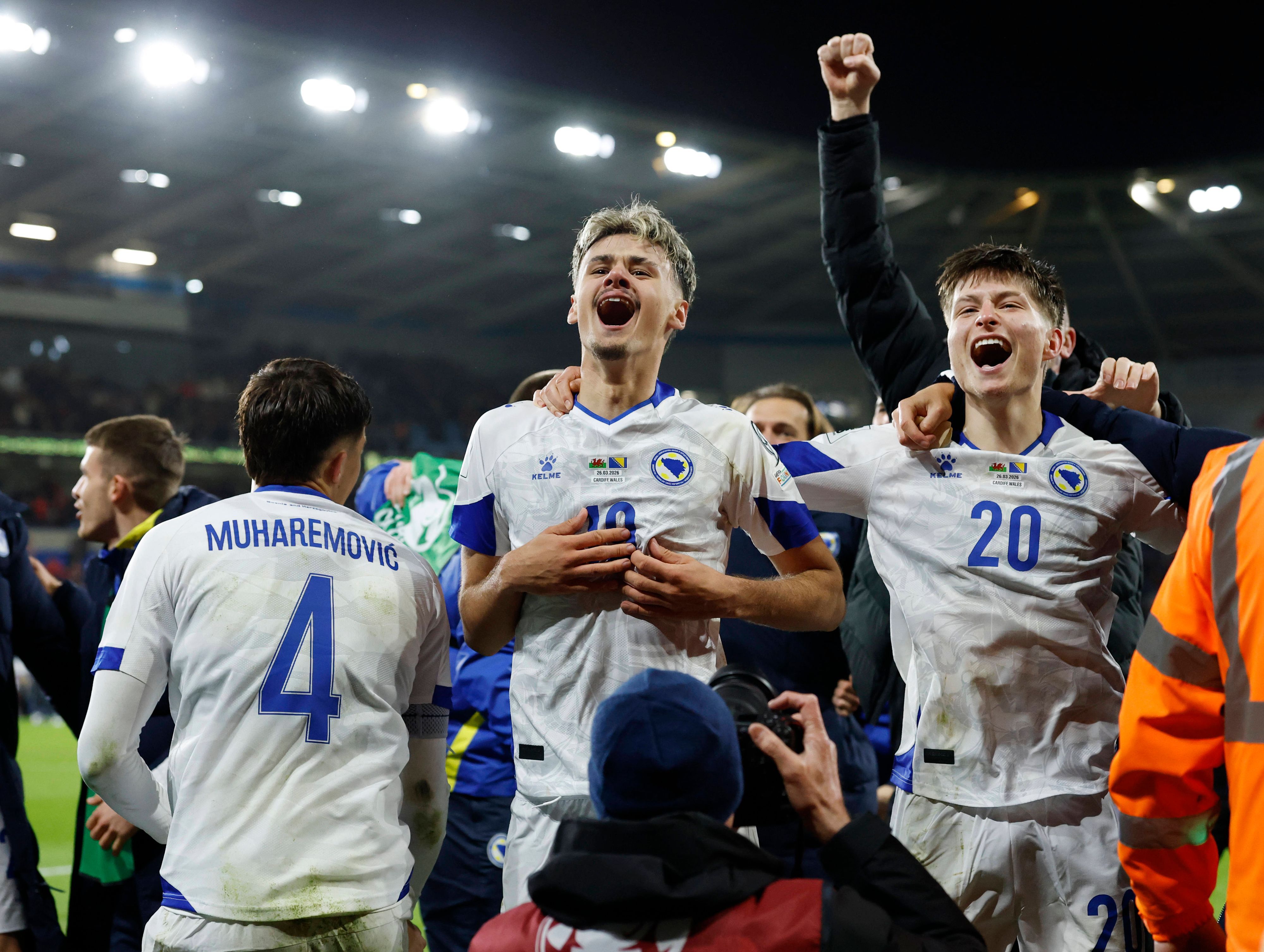 Kerim Alajbegovic feiert mit der bosnischen Nationalmannschaft.