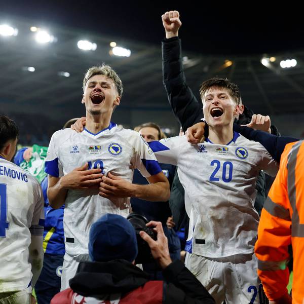 Kerim Alajbegovic feiert mit der bosnischen Nationalmannschaft.