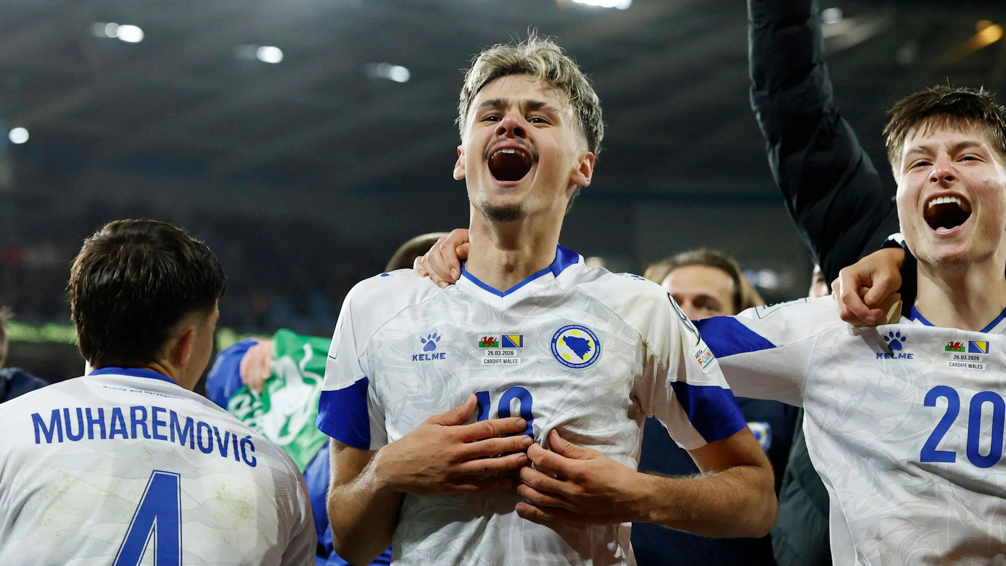 Kerim Alajbegovic feiert mit der bosnischen Nationalmannschaft.