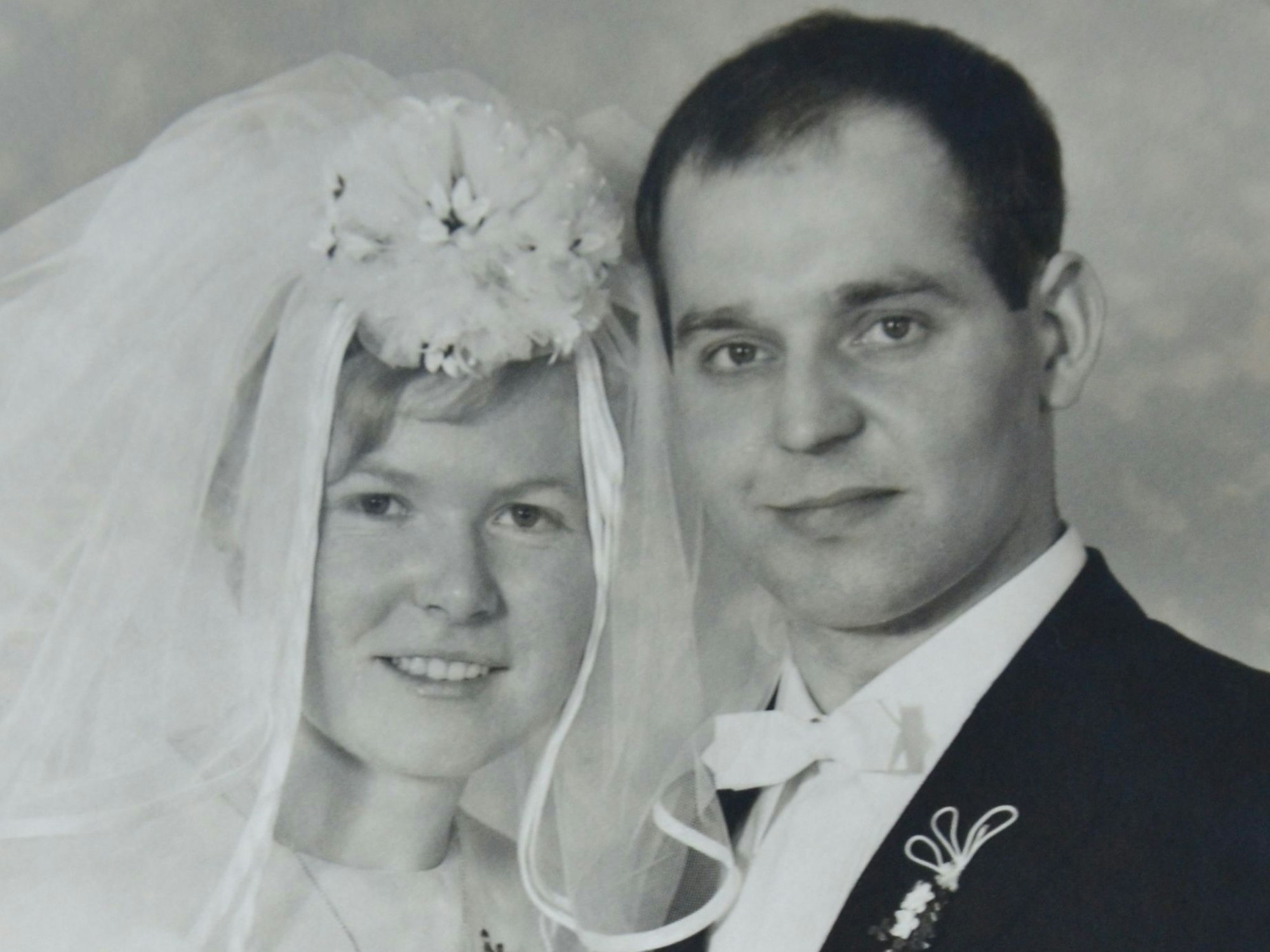 Zu sehen ist ein Ehepaar an seinem Hochzeitstag.