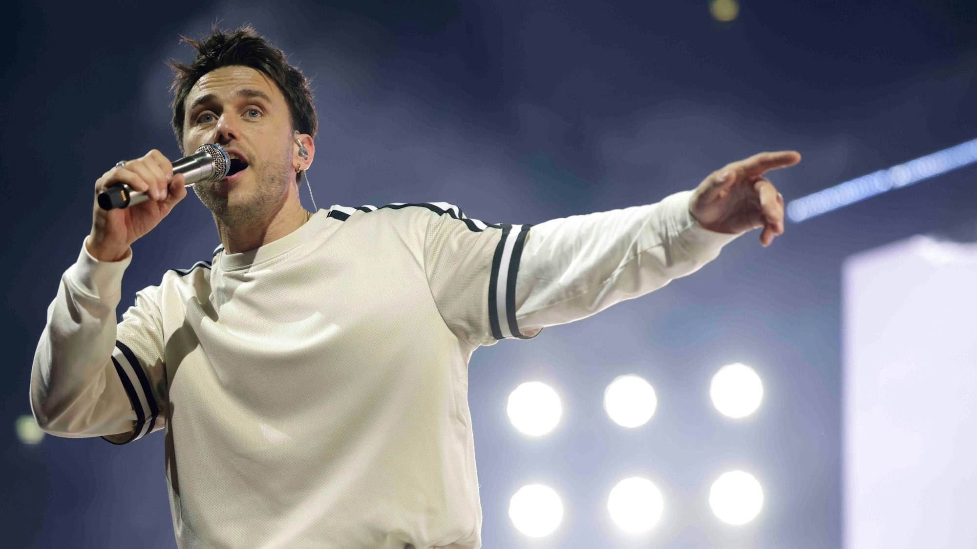 Clueso (* 9. April 1980 in Erfurt als Thomas Hübner, Deutscher Sänger, Songwriter und Produzent)
"Deja-Vu"-Tour
am 26. März 2026
in der Lanxess Arena, Deutz-Kalker Straße 1, 50679 Köln