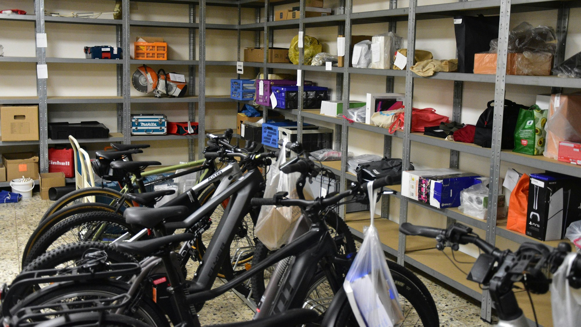 Das Lager des Pfandleihers: Fahrräder, Elektrogeräte und andere Waren warten auf die Auslösung.