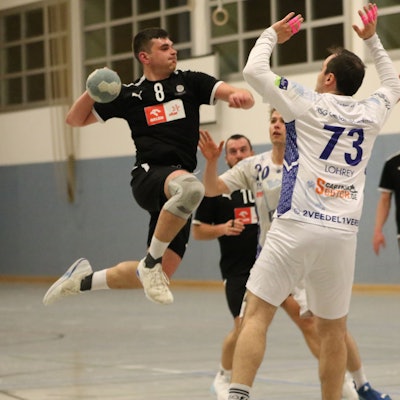 Bastian Sönchen scheint durch die Luft zu laufen. Zwei Verteidiger stehen ihm im Weg.