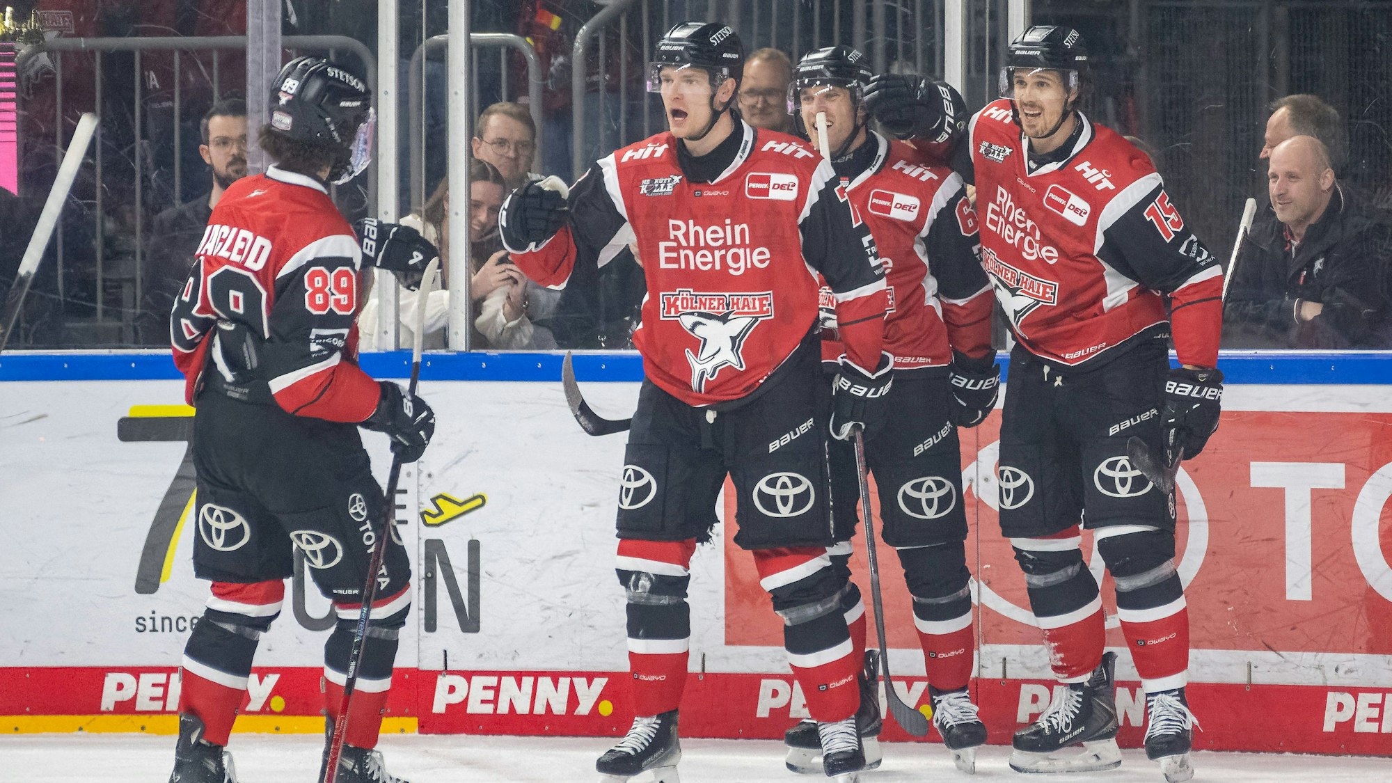 Freude beim Doppelpacker: Nate Schnarr war beim 4:2 gegen Schwenningen der Matchwinner.