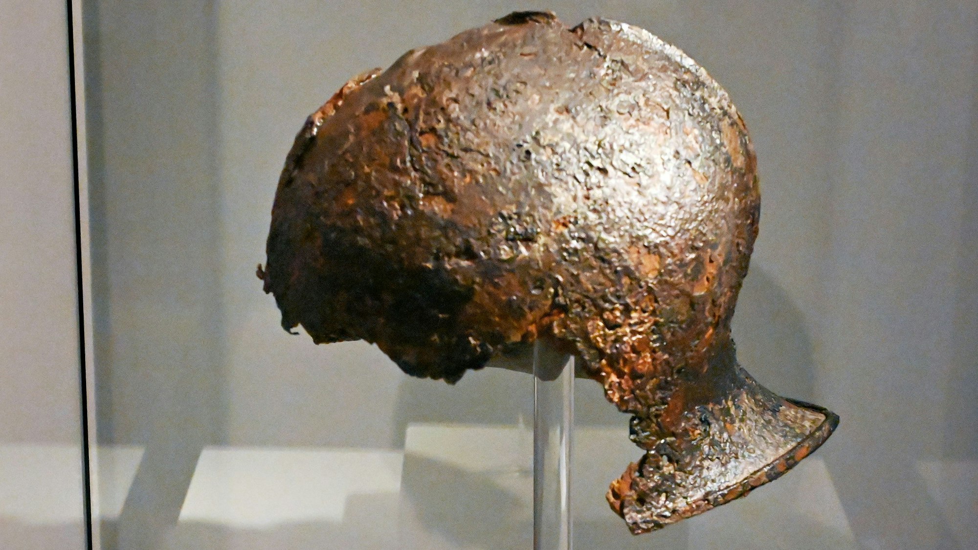 Ds Bild zeigt einen Helm aus dem 15. Jahrhundert. Er ist in der neuen Ausstellung in den Römerthermen in Zülpich zu sehen.