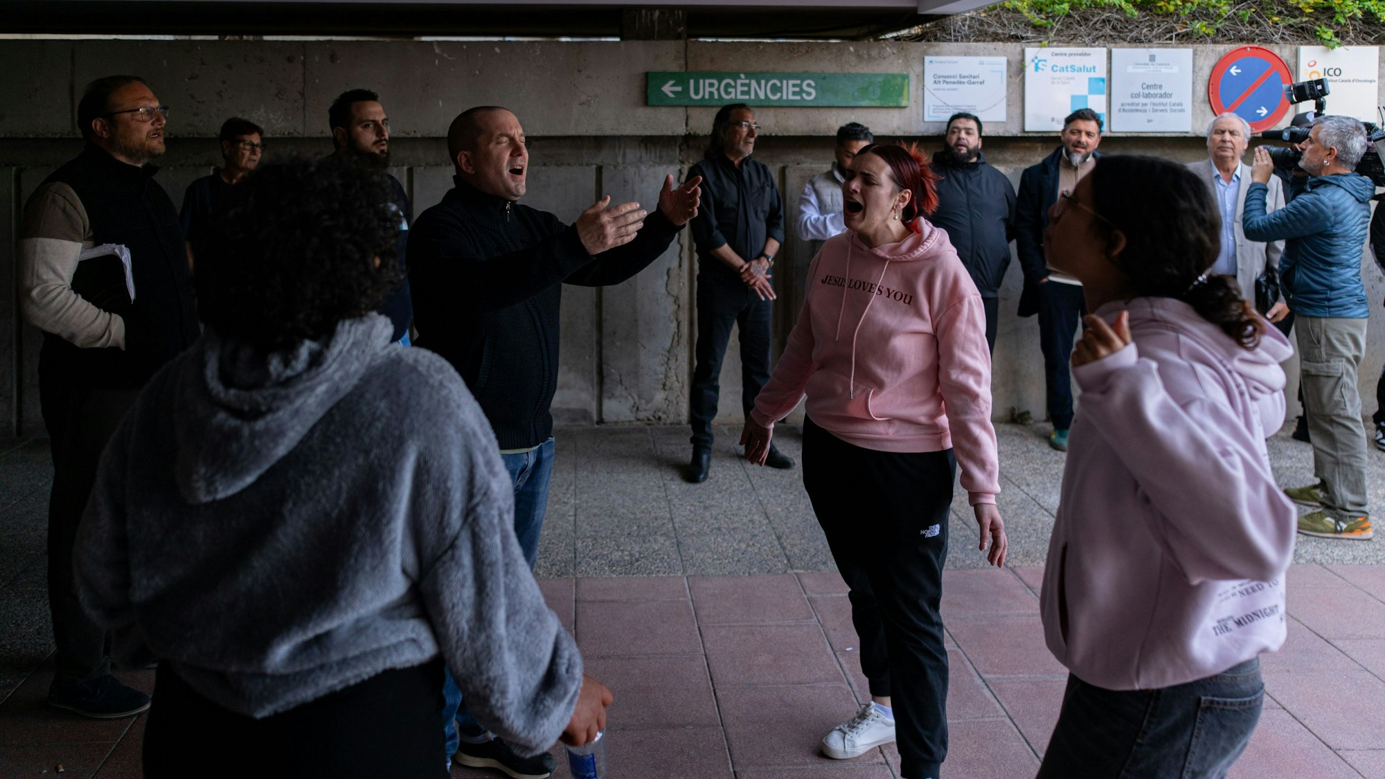 Eine Gruppe von Menschen protestiert am Eingang des Krankenhauses Sant Camil, wo die die 25 Jahre alte Noelia Castillo auf eigenen Wunsch und gegen den Willen des Vaters eine tödliche Spritze erhielt.