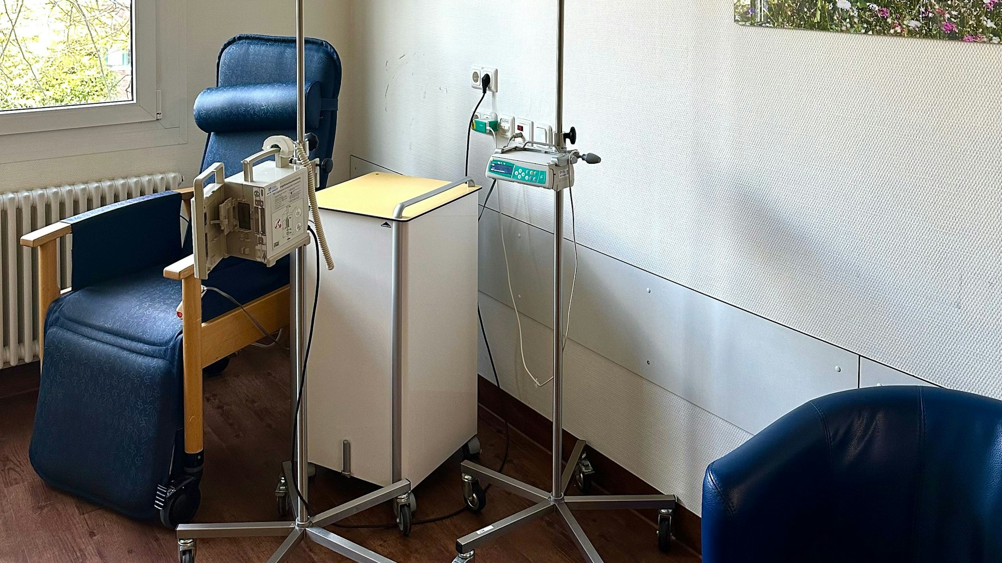Auf solchen Stühlen in der Chemoambulanz des St. Elisabeth-Krankenhauses bekommen Patientinnen und Patienten ihre Chemotherapie via Infusion.