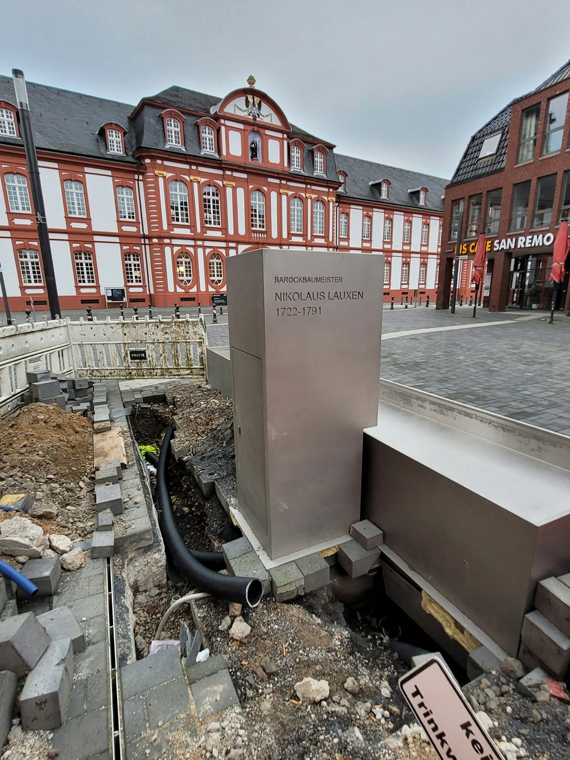 Ein Brunnen, das Pflaster ist aufgerissen.