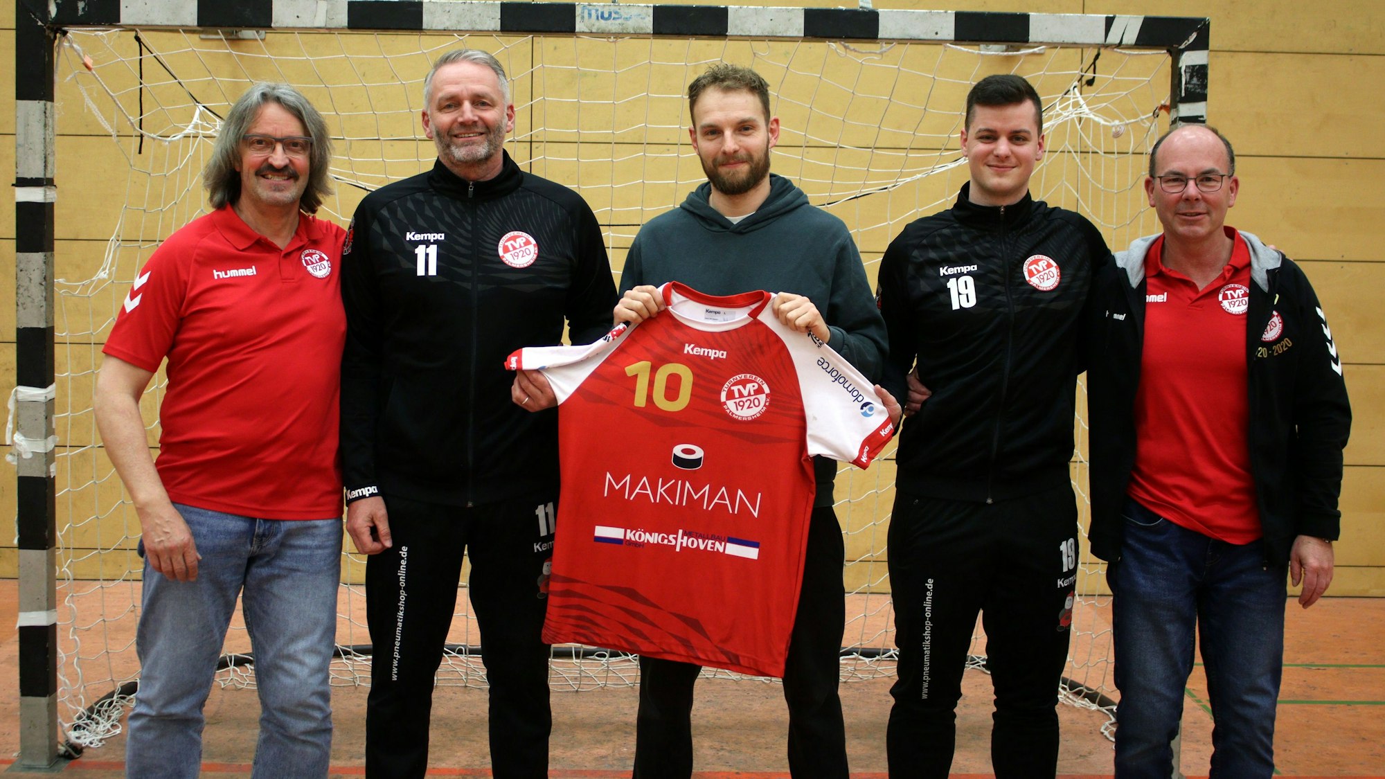 Simon Schlösser hält im Beisein von Trainer und Vorstand des TV Palmersheim das Trikot mit der Nr. 10 hoch.