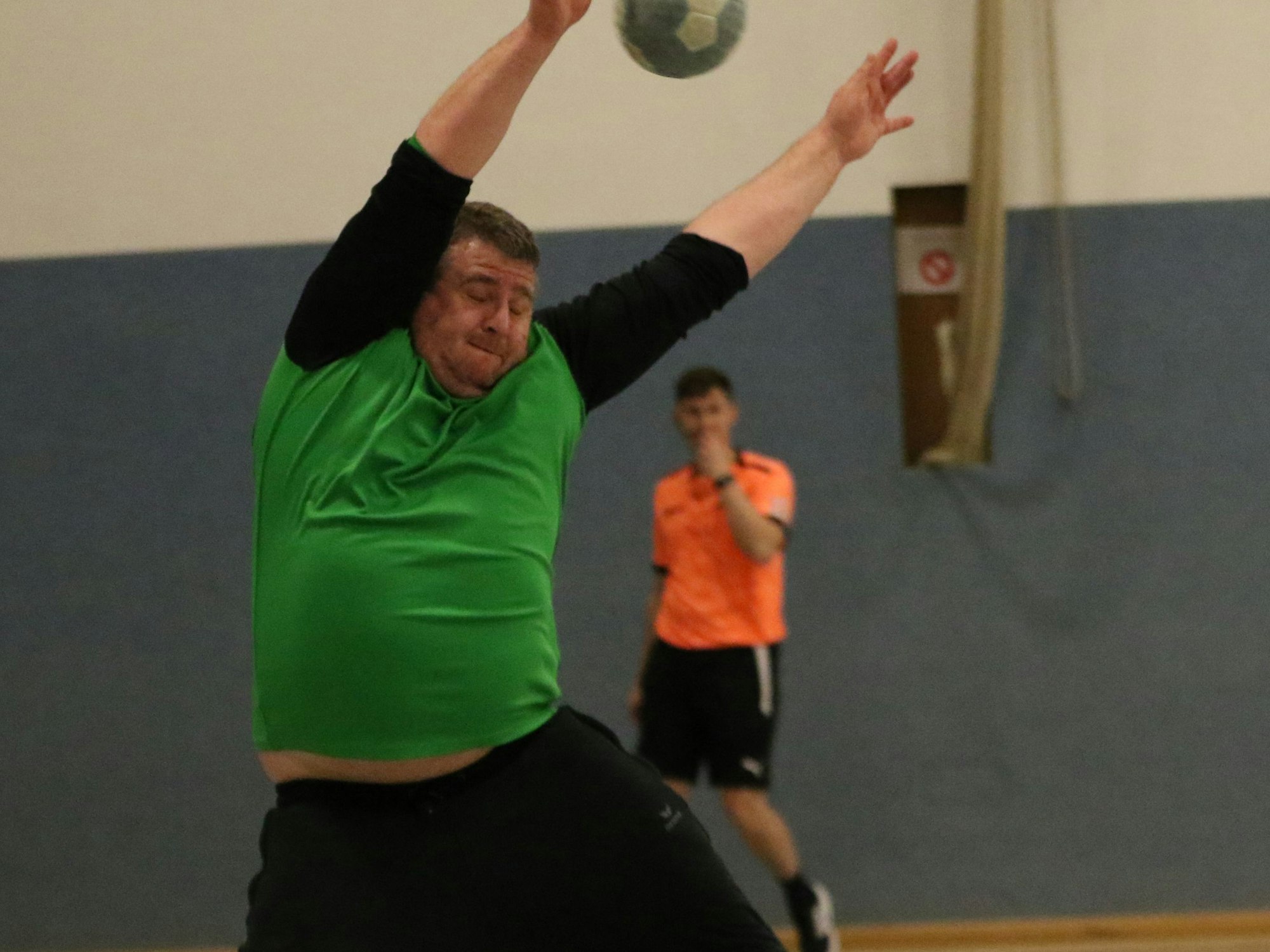 Kalls Torwart Michael Offerzier wirft sich einem Ball entgegen.