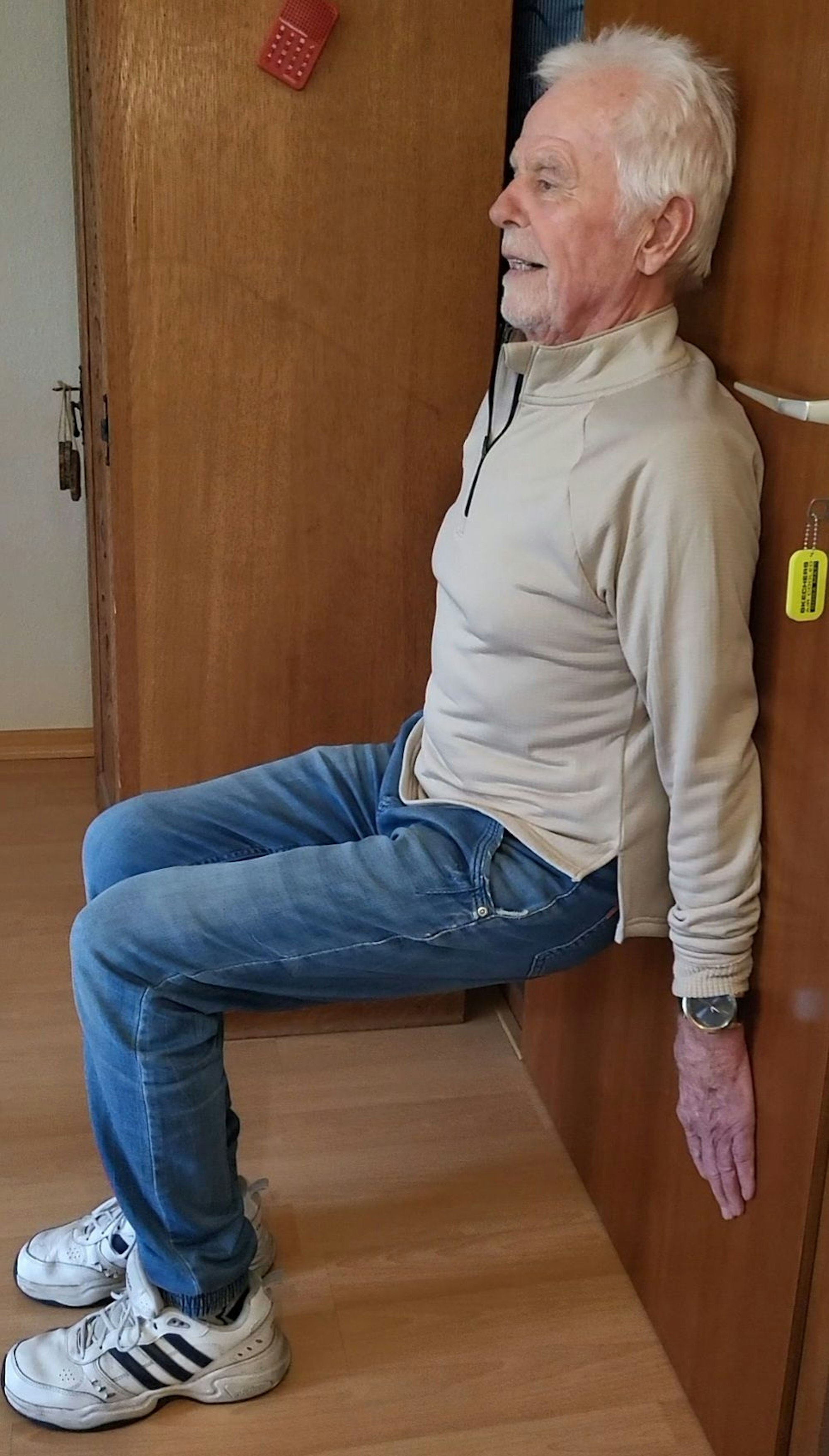 Wingen rutscht an der Wand hinab.