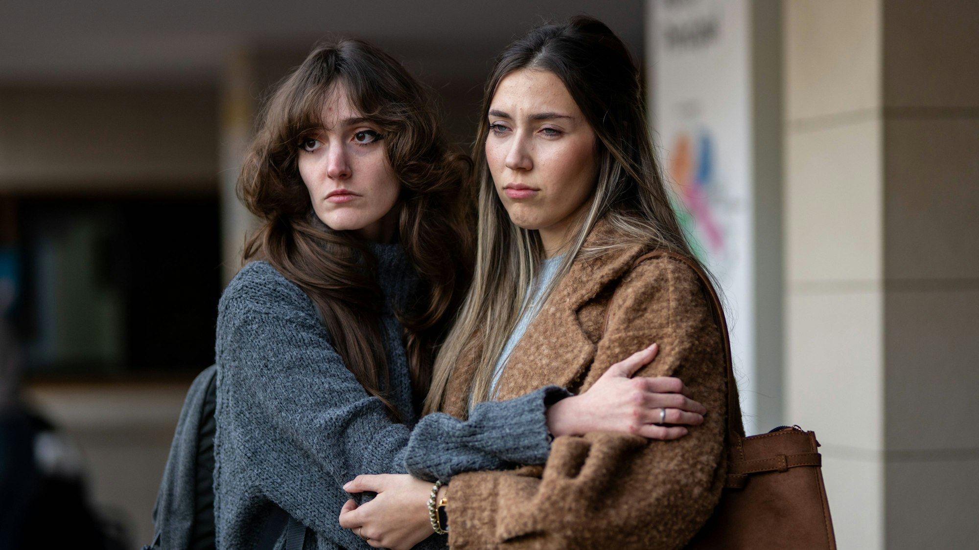 Zwei Frauen stehen vor dem Krankenhaus Sant Camil.