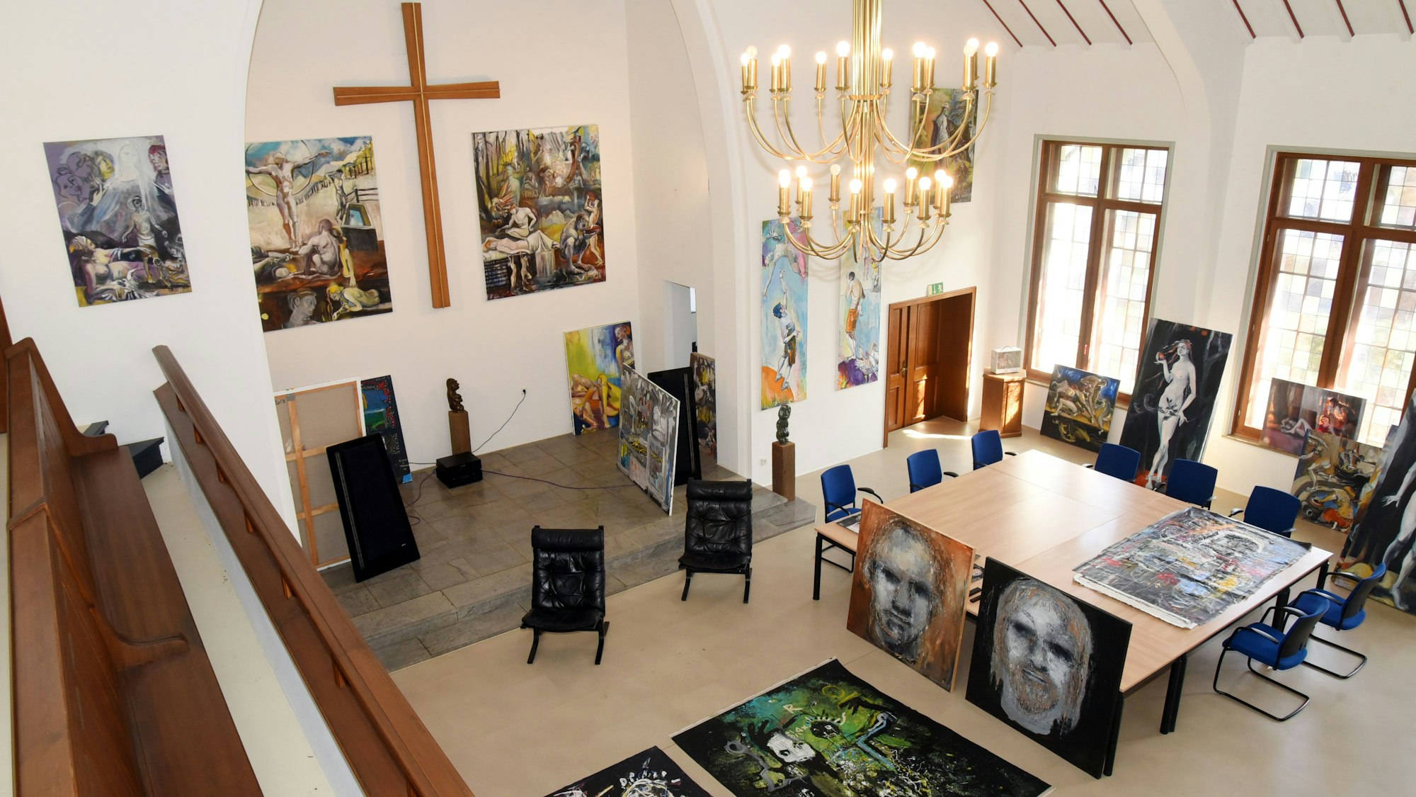 Großformatige Malerei in einem großen Saal einer „Galeriekirche“.