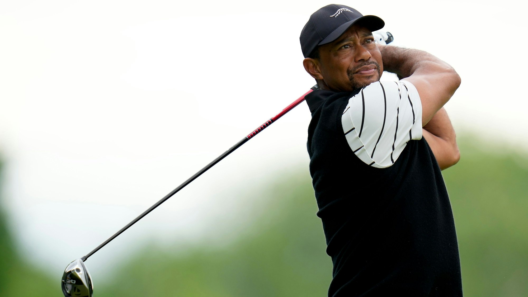 ARCHIV - 14.05.2024, USA, Louisville: Golf: US-PGA-Championship: Tiger Woods, Golfspieler aus den USA, in Aktion am fünften Loch während einer Übungsrunde im Valhalla Golf Club. (zu dpa: «Medien: US-Golfstar Tiger Woods in Autounfall verwickelt») Foto: Jeff Roberson/=03386977#4=/dpa +++ dpa-Bildfunk +++
