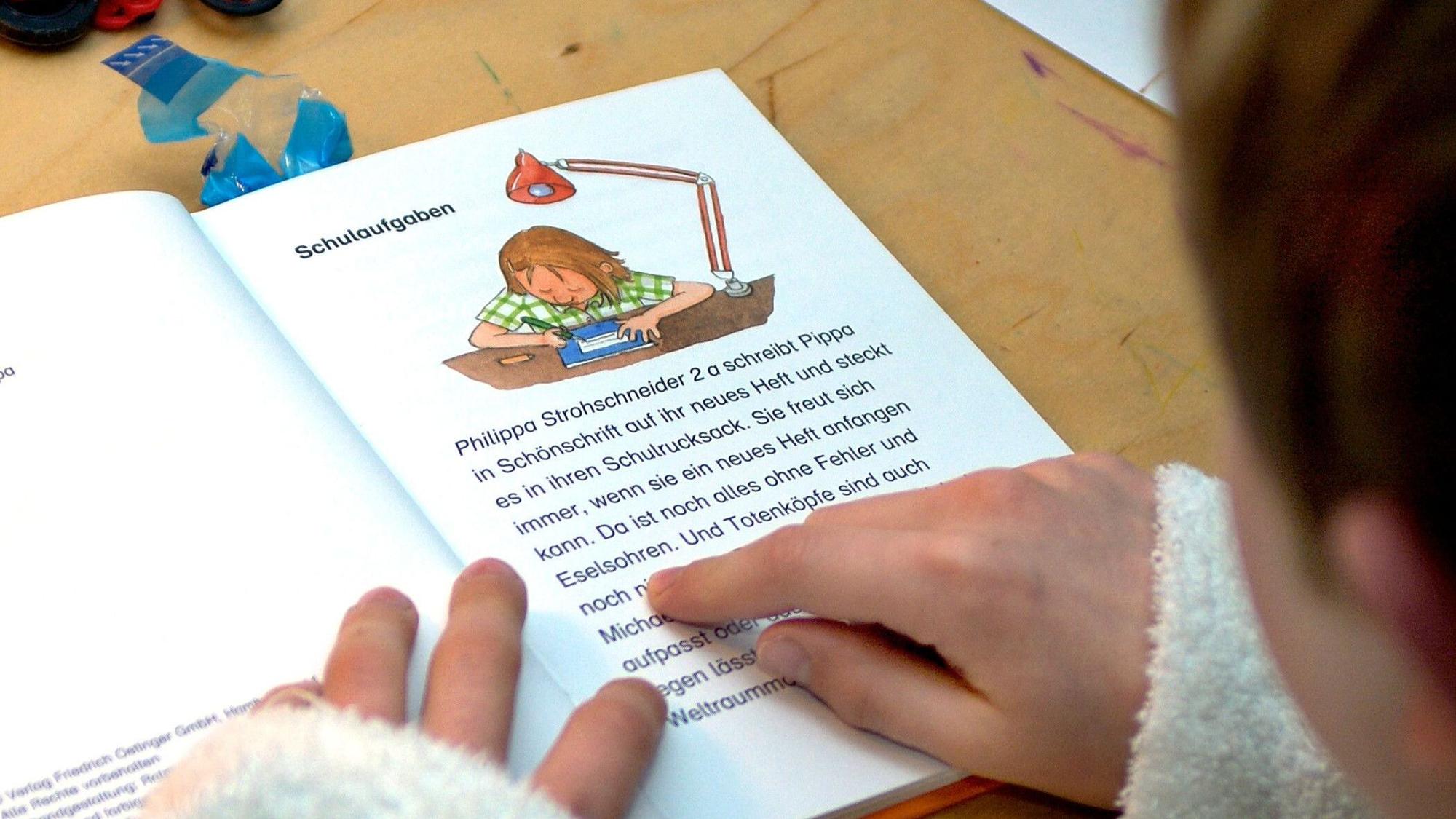 Ein Kind liest aus einem Buch.