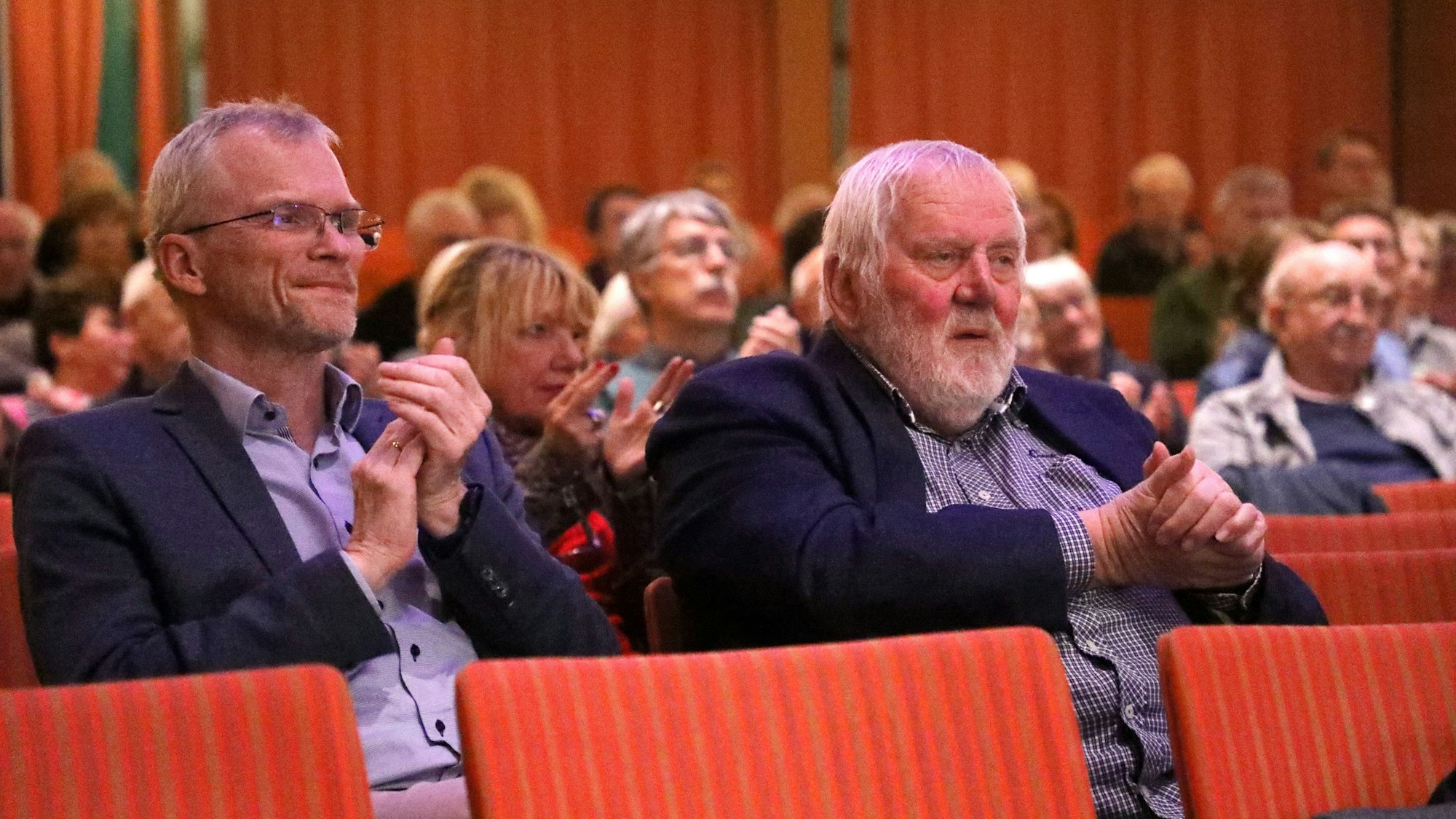 Bürgermeister a.D. Frank Stein und Erich Bethe sitzen im Publikum.
