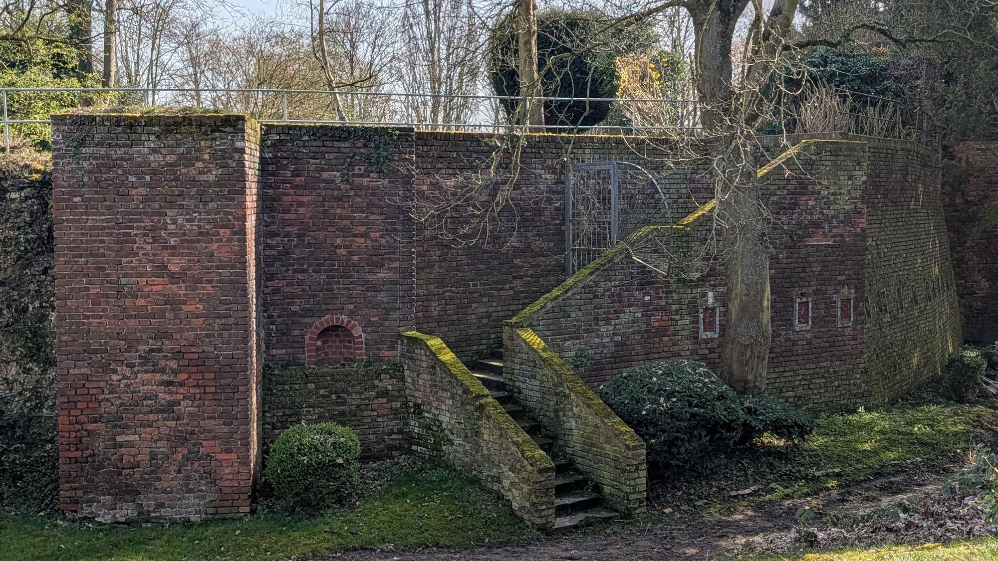 Das Bild zeigt die Burgruine der alten Wasserburg an der Augustinerstraße.