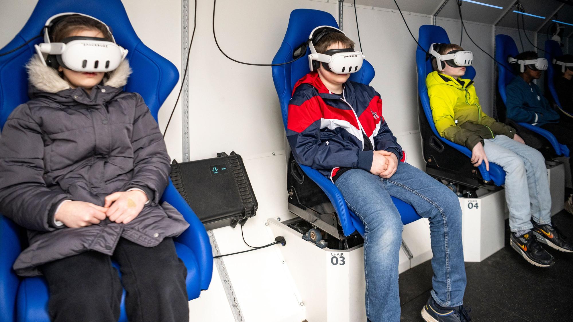 Das Bild zeigt Schüler des Emil-Fischer-Gymnasiums, die sich gerade virtuell auf Weltraummission befinden.