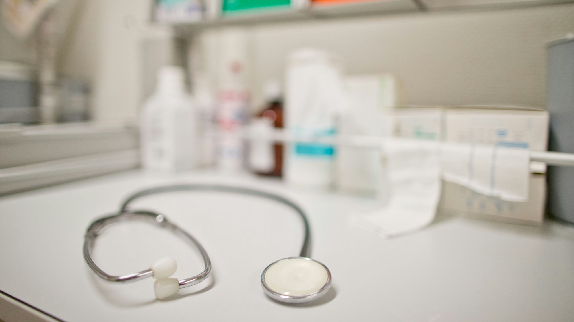 Ein Stethoskop liegt auf einem Pflegewagen.