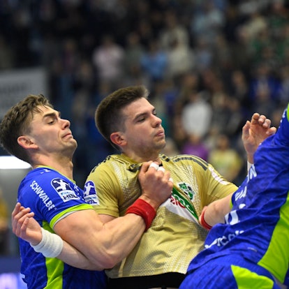 Stepan Zeman hält Renars Uscins.