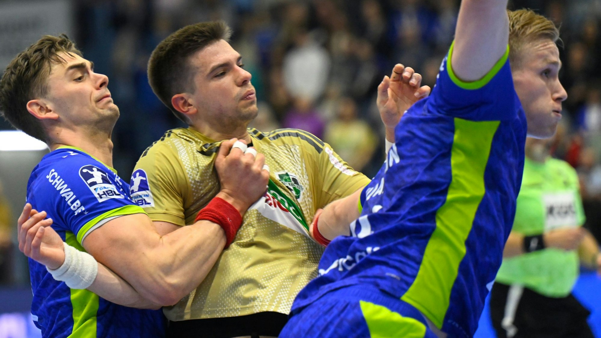 Stepan Zeman hält Renars Uscins.