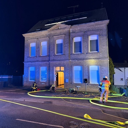 Ein Feuerwehrfahrzeug steht an einer Einsatzstelle in der Stadtmitte von Bergisch Gladbach.