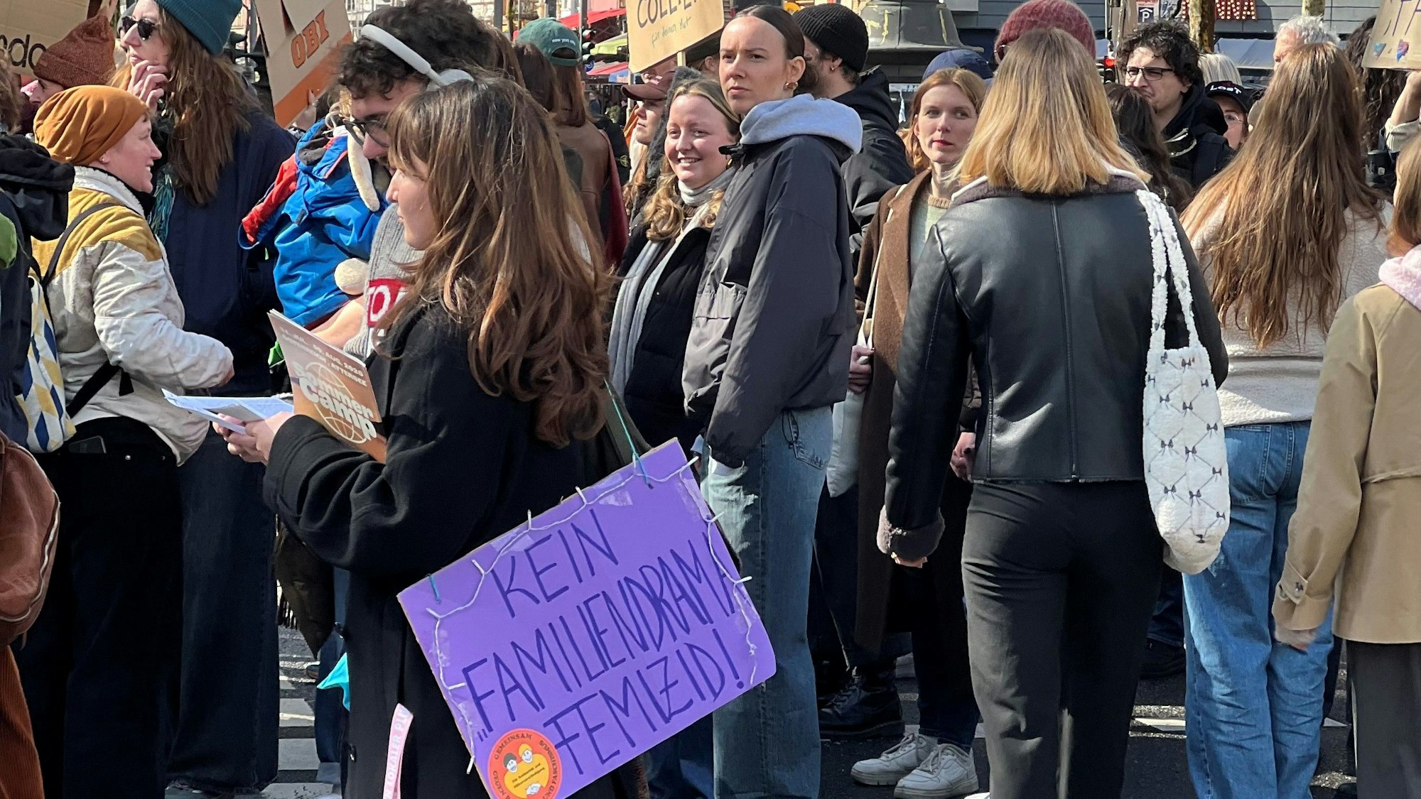Zahlreiche Demonstrierende versammelten sich am Samstag in Köln.