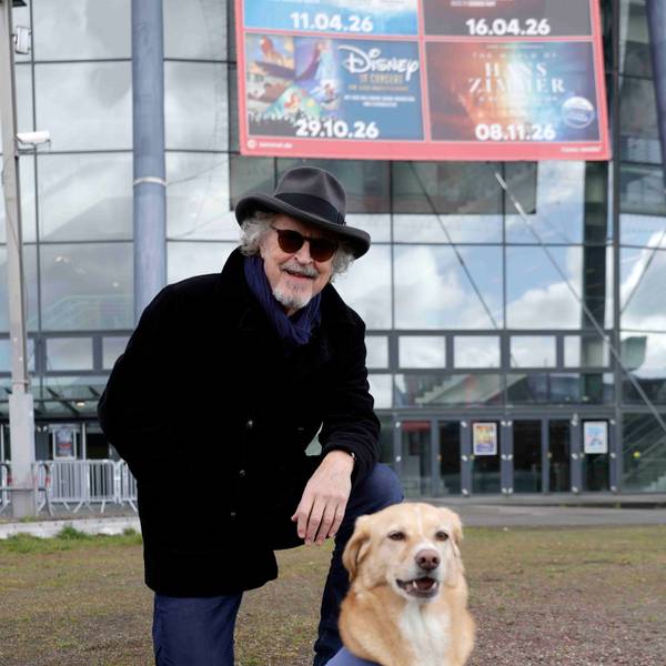 Wolfgang Niedecken mit Hündin Numa vor der Lanxess-Arena