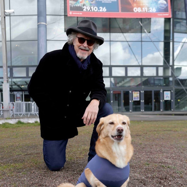 Wolfgang Niedecken mit Hündin Numa vor der Lanxess-Arena