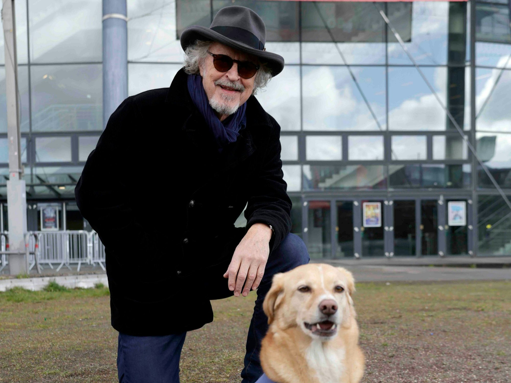 Wolfgang Niedecken mit Hündin Numa vor der Lanxess-Arena