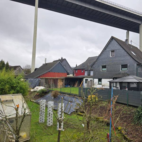 Häuser unter der Wiehltalbrücke.