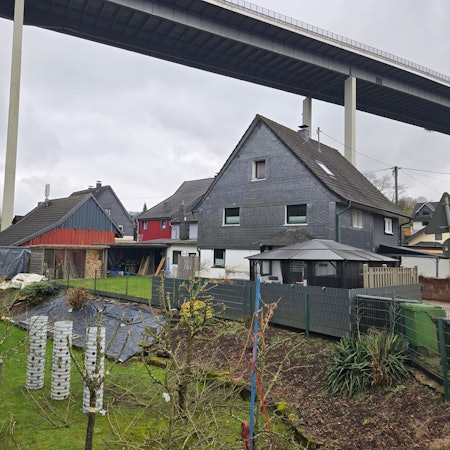 Häuser unter der Wiehltalbrücke.