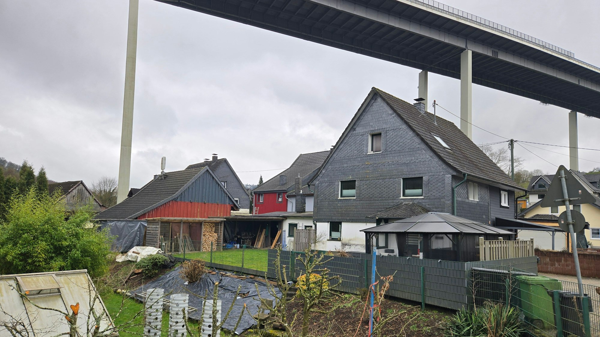 Häuser unter der Wiehltalbrücke.