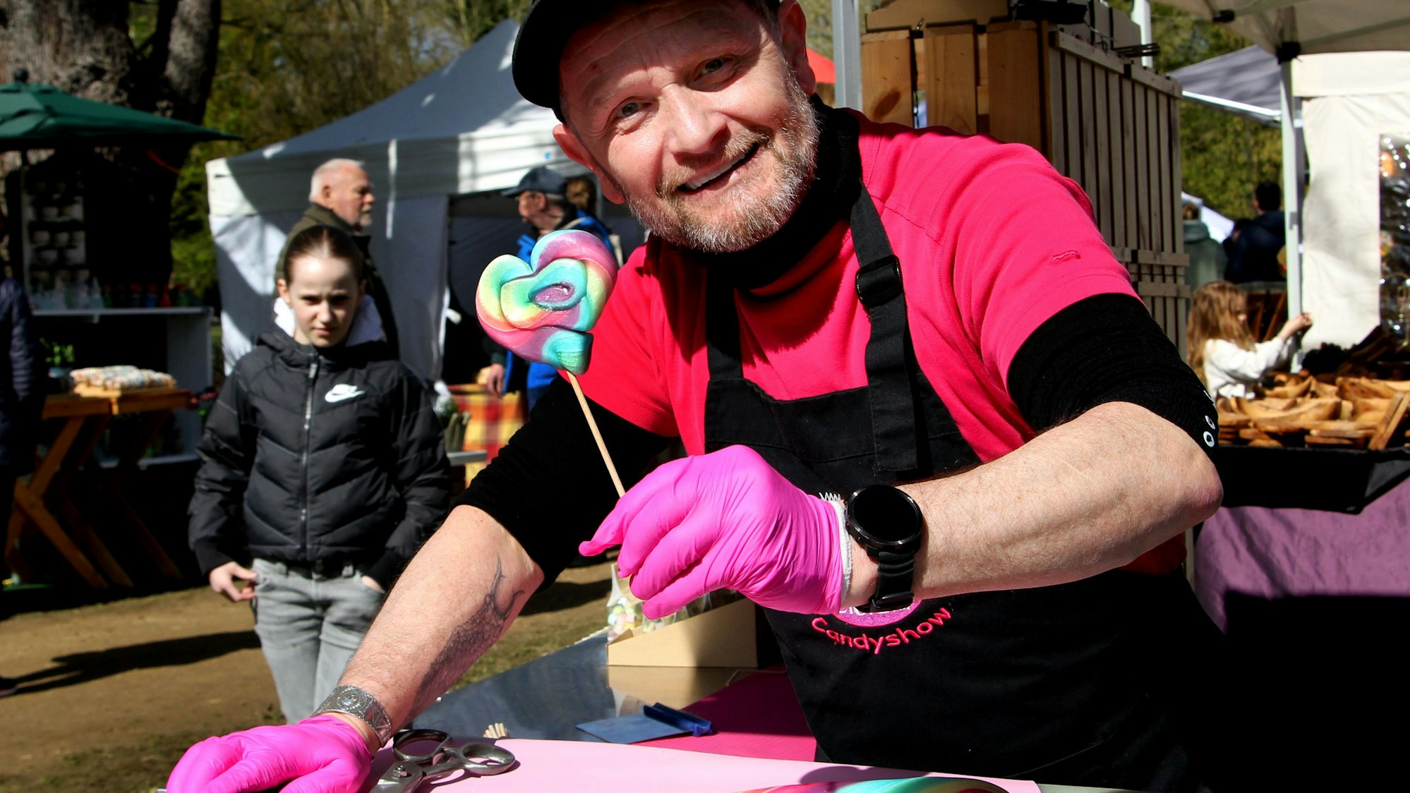 Das Foto zeigt einen Mann, der einen Lolli hochhält.
