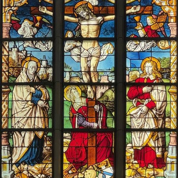 Die biblische Kreuzugungsszene auf einem Glasfenster.
